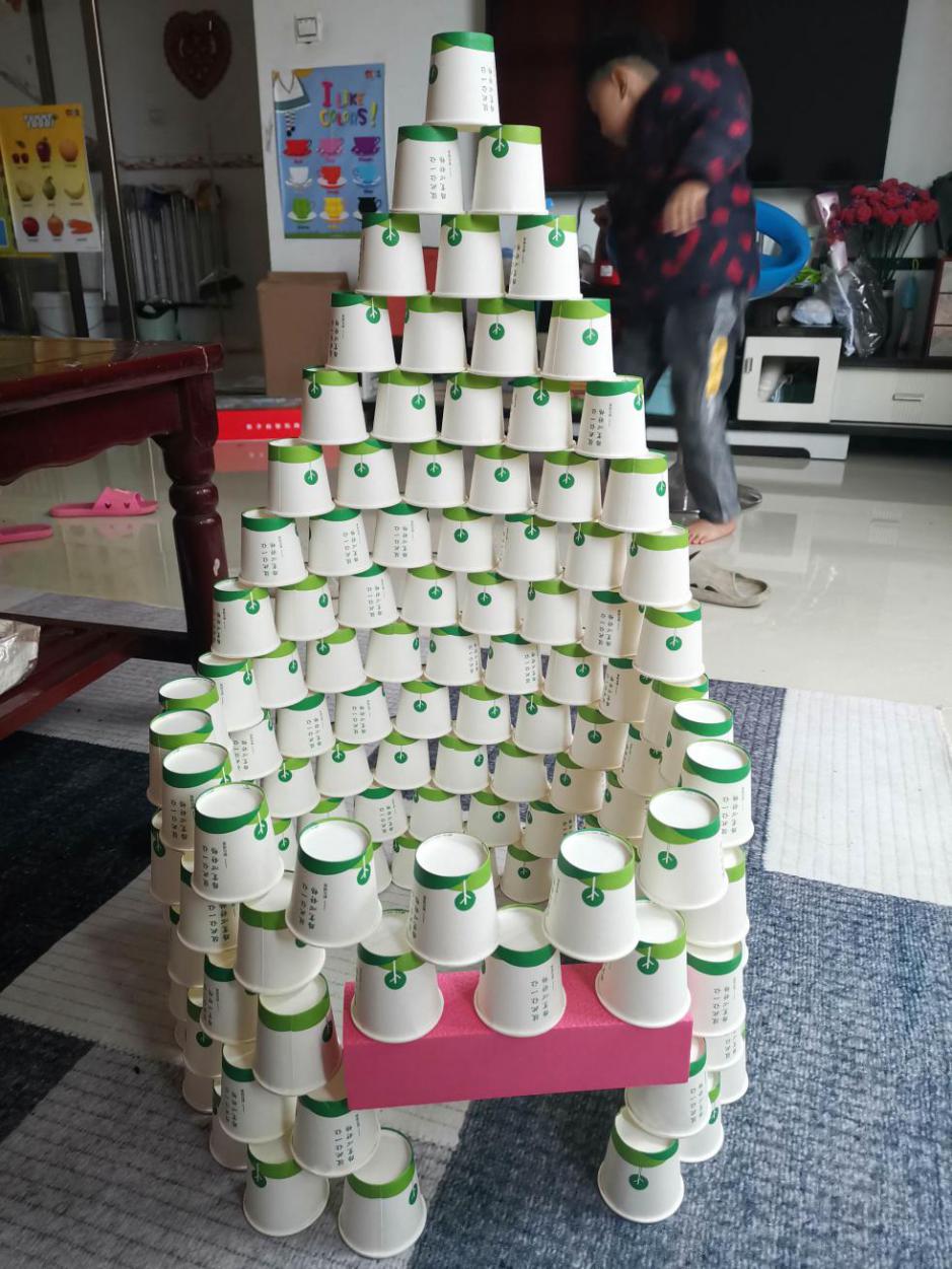 瞧,这一次性纸杯搭的城堡够酷吧!