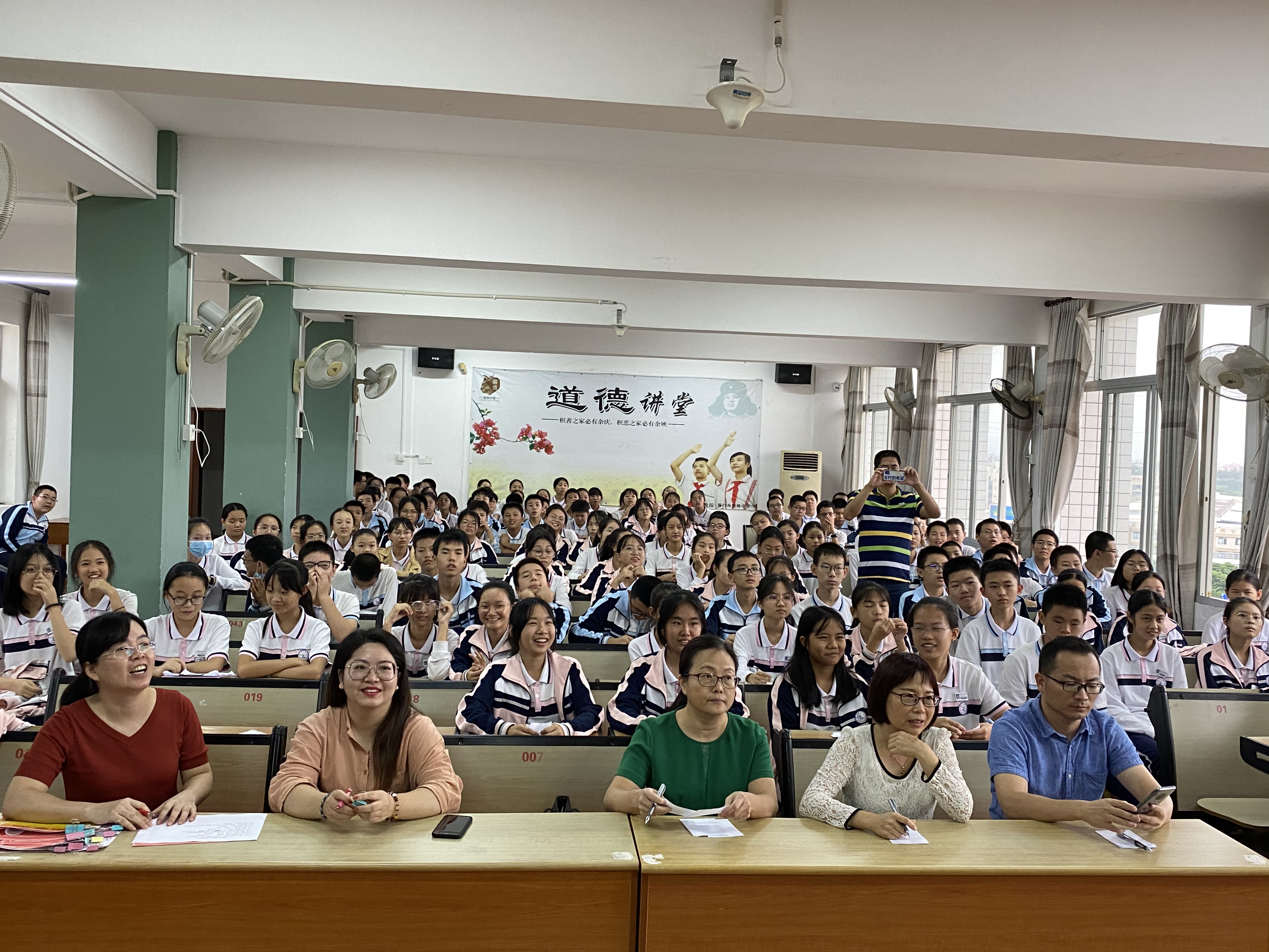 诵读经典 传承文明——厦门市洪塘中学初二年段举办"庆国庆 迎中秋"