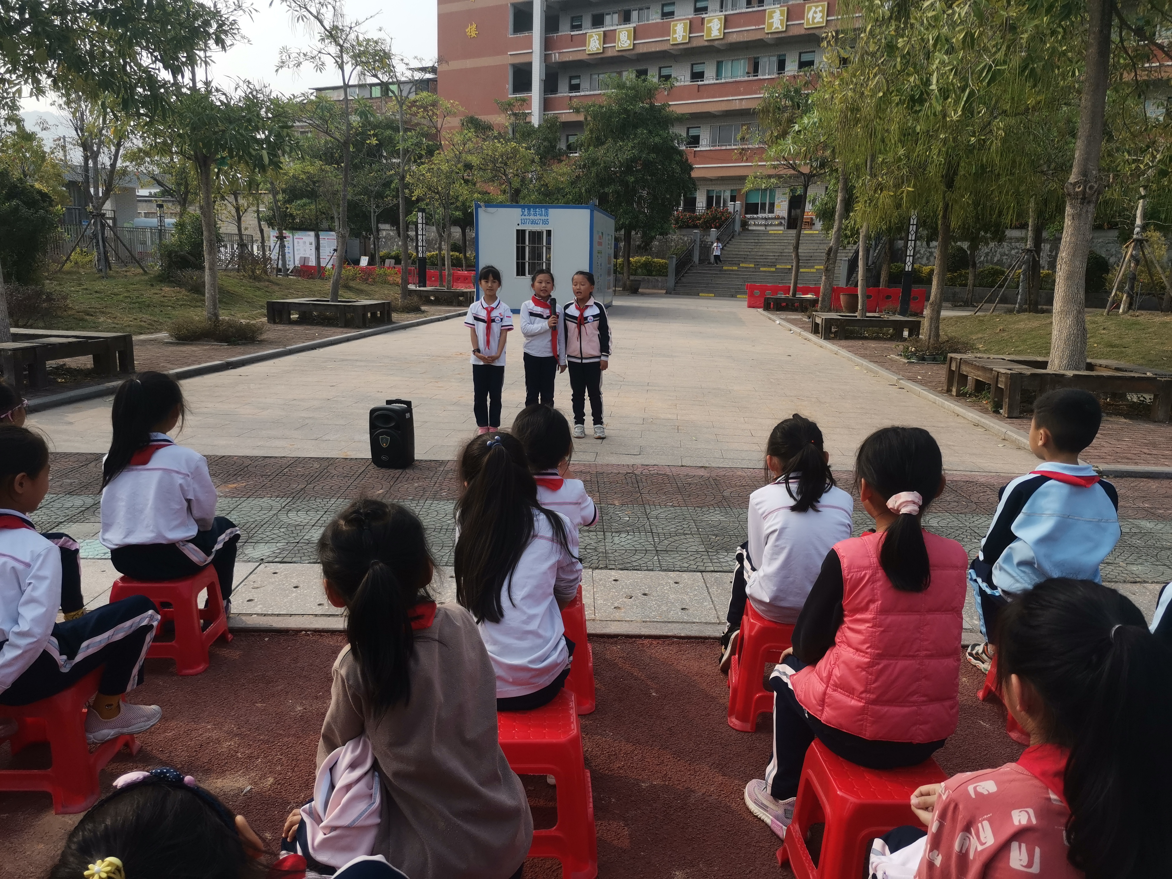 学雷锋,树新风——记莲花中心小学学雷锋月系列活动